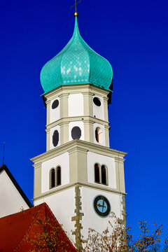 Der markante barocke Zwiebelturm der Pfarrkirche St. Georg mit Turmuhr in Wasserburg am Bodensee