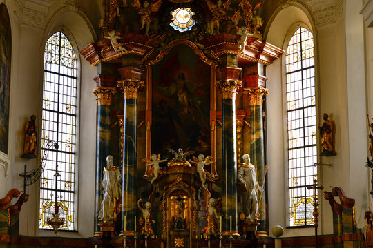 Der pr&auml;chtige barocke Hochaltar der Pfarrkirche St. Georg in Wasserburg am Bodensee in Bayern