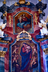 Fototapeta premium Der barocke Seitenaltar mit einer Statue des Heiligen Josef in der Pfarrkirche St. Georg in Bayern