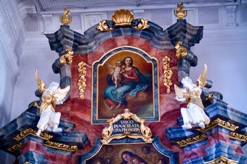Fototapeta premium Der barocke Seitenaltar mit einer Statue des Heiligen Josef in der Pfarrkirche St. Georg in Bayern