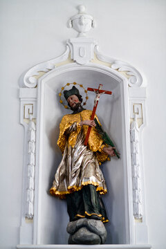 Die barocke Skulptur des Heiligen Johannes Nepomuk in der Pfarrkirche St. Georg in Bayern