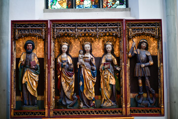 Obraz premium Der spätgotische Flügelaltar mit der Muttergottes und Heiligen in der Liebfrauenkirche in Baden-Württemberg