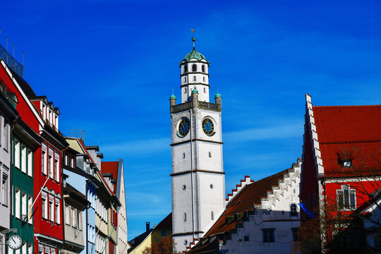 Der historische Blaserturm inmitten der farbenfrohen Altstadt von Ravensburg in Baden-W&uuml;rttemberg