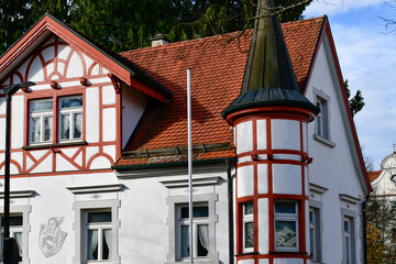 Obraz premium Das historische Zunfthaus zur Ölmühle mit markantem Eckerker in Bad Waldsee in Baden-Württemberg