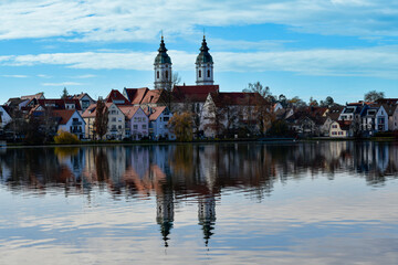 Obraz premium Die malerische Altstadtsilhouette mit der Stiftskirche St. Peter gespiegelt im Stadtsee in Bad Waldsee in Baden-Württemberg