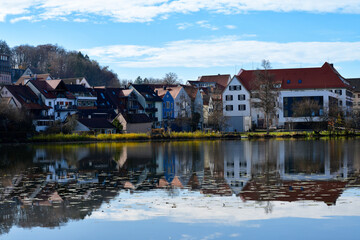 Fototapeta premium Die idyllische Altstadtfront am Stadtseeufer mit Spiegelung in Bad Waldsee in Baden-Württemberg