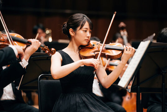 オーケストラでバイオリンを演奏する女性 - クラシック音楽・芸術