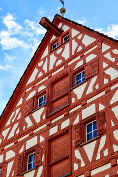Der historische Fachwerkgiebel am Kornhausplatz in Bad Waldsee in Baden-W&uuml;rttemberg