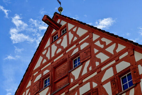 Der historische Fachwerkgiebel am Kornhausplatz in Bad Waldsee in Baden-W&uuml;rttemberg