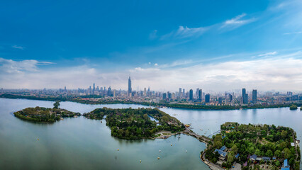 Obraz premium Aerial View of City Skyline Across Lake with Green Islands