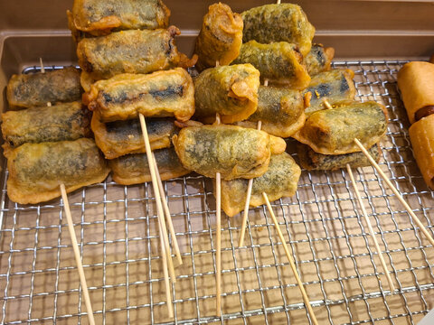 Rows of deep-fried seaweed spring rolls