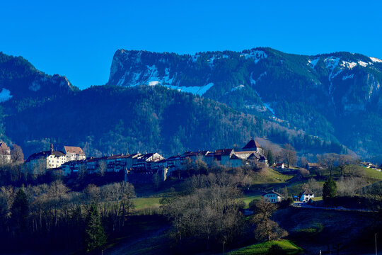 Blick auf das historische Schloss Gruy&egrave;res und das mittelalterliche St&auml;dtchen Greyerz vor den Gipfeln Dent de Broc und Dent du Chamois, Schweiz