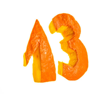Nummer 13  gescnitzt aus einem K&uuml;rbis