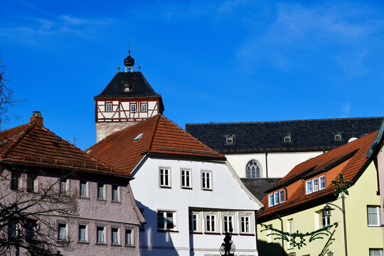 Blick &uuml;ber historische Altstadth&auml;user auf den markanten Zentturm und die Stadtpfarrkirche in Bischofsheim in der Rh&ouml;n, Bayern