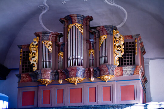 Prachtvoller barocker Orgelprospekt mit vergoldeten Schnitzereien und farbiger Marmorierung in der Evangelischen Pfarrkirche in Maroldsweisach, Bayern