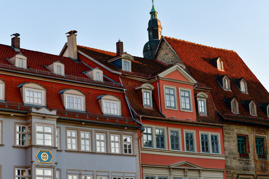 Malerische historische H&auml;userzeile am Marktplatz mit Blick auf den Stadthaus-Turm im Abendlicht in Coburg, Bayern