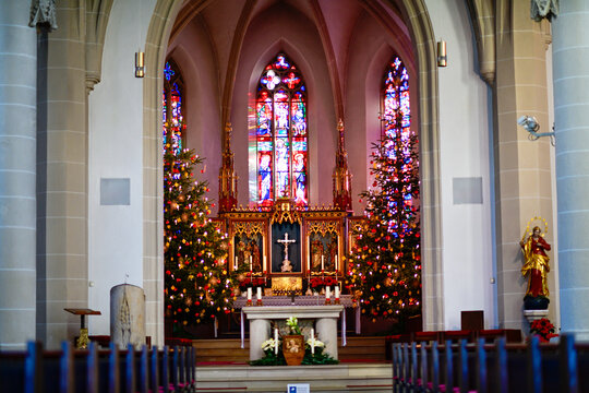 Festlich geschm&uuml;ckter gotischer Chorraum der Stadtpfarrkirche St. Johannes in Kronach in Bayern zu Weihnachten