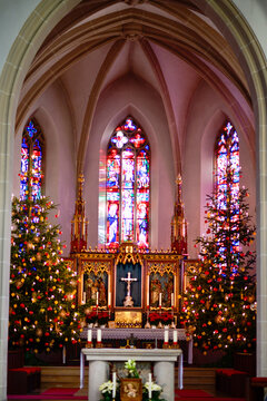Festlich geschm&uuml;ckter gotischer Chorraum der Stadtpfarrkirche St. Johannes in Kronach in Bayern zu Weihnachten