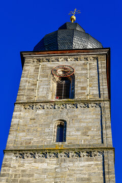 Historischer Kirchturm von St. Martin mit Schieferdach in Forchheim, Bayern