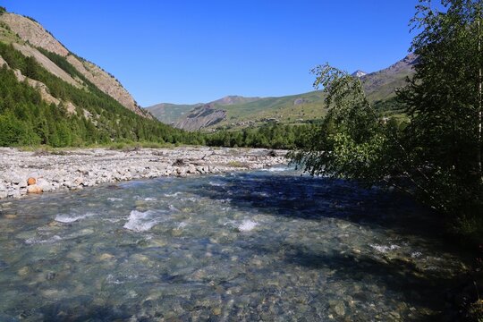 La vall&eacute;e de la rivi&egrave;re Romanche vers le Pont d'Arsine. Au loin le Plateau d'Emparis - La Grave - Massif des Ecrins -  Hautes-Alpes