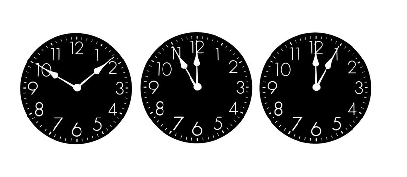 Drei Zifferbl&auml;tter mit zehn vor zehn uuhr und f&uuml;nf minuten vor und nach zw&ouml;lf uhr