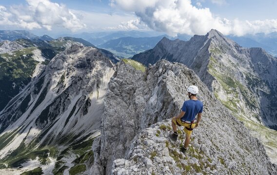 Hikers on the summit ridge of Lamsenspitze, view of Hochnissl summit, Vomper Kette, Karwendel Mountains, Alpenpark Karwendel, Tyrol, Austria