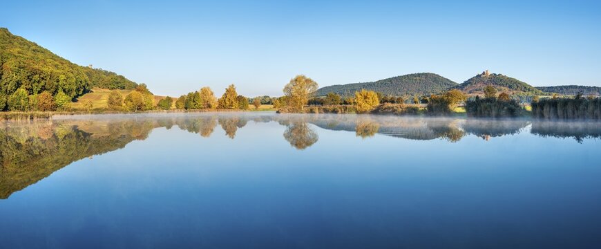 Landscape with lake in autumn, ruins of M&uuml;hlburg and Gleichen Castle reflected, castles of the Drei Gleichen castle ensemble, M&uuml;hlberg, Thuringia, Germany