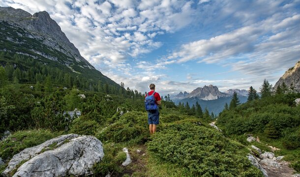 Hikers on a hiking trail, hiking trail to Lago di Sorapis, in the back mountain group Cadin peaks, Cima Cadin, Dolomites, Belluno, Italy