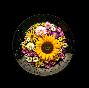 Bunte sommerblumen in einer Glasch&uuml;ssel