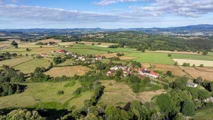 Paysage nature de la région du Morvan autour de la ville d'Autun en Bourgogne au printemps © michel