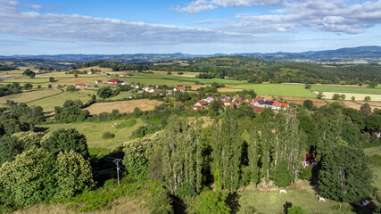Paysage nature de la région du Morvan autour de la ville d'Autun en Bourgogne au printemps © michel