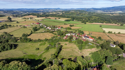 Paysage nature de la région du Morvan autour de la ville d'Autun en Bourgogne au printemps © michel