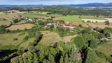 Paysage nature de la région du Morvan autour de la ville d'Autun en Bourgogne au printemps © michel