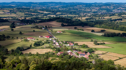 Paysage nature de la région du Morvan autour de la ville d'Autun en Bourgogne au printemps © michel