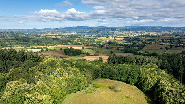 Paysage nature de la r&eacute;gion du Morvan autour de la ville d'Autun en Bourgogne au printemps