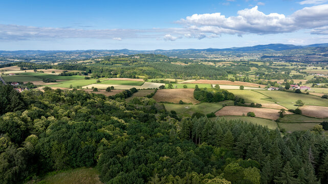 Paysage nature de la r&eacute;gion du Morvan autour de la ville d'Autun en Bourgogne au printemps