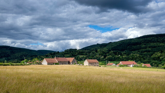 Paysage nature de la r&eacute;gion du Morvan autour de la ville d'Autun en Bourgogne au printemps