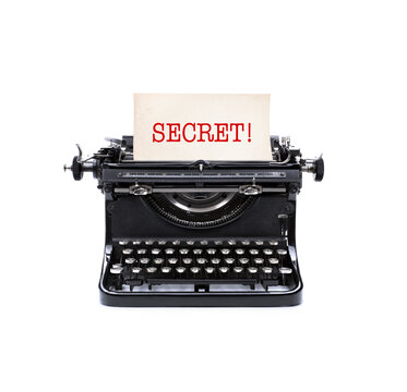 Alte analoge Schreibmaschine mit Briefblatt und der Notiz Secret