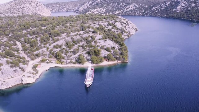 Kreisender Drohnenflug um luxuri&ouml;se Yacht an der kroatischen K&uuml;ste