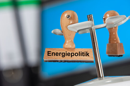 Ein Holzstempel ist beschriftet mit dem Aufdruck: Energiepolitik