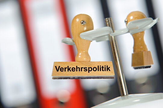 Ein Holzstempel ist beschriftet mit dem Aufdruck: Verkehrspolitik