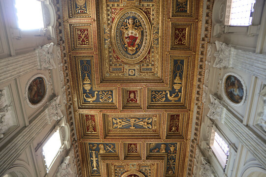 Spettacolare soffitto a cassettoni ligneo dorato e intagliato della navata centrale nella Basilica di San Giovanni in Laterano a Roma