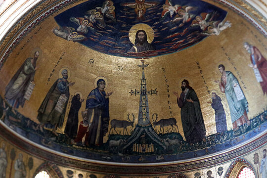Grande mosaico dorato absidale raffigurante Ges&ugrave; Cristo la Vergine Maria e i Santi all'interno della Basilica di San Giovanni in Laterano a Roma
