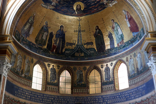 Grande mosaico dorato absidale raffigurante Ges&ugrave; Cristo la Vergine Maria e i Santi all'interno della Basilica di San Giovanni in Laterano a Roma