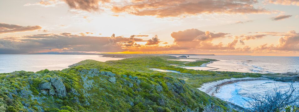 Coucher de soleil sur la Pointe des Ch&acirc;teaux &agrave; Saint-Fran&ccedil;ois en Guadeloupe, Grande-Terre, Antilles Fran&ccedil;aises.
