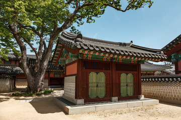Obraz premium Korean temple in Seoul with traditional architecture and buildings at Changdeokgung Palace