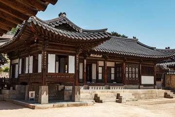 Obraz premium Korean temple in Seoul with traditional architecture and buildings at Changdeokgung Palace