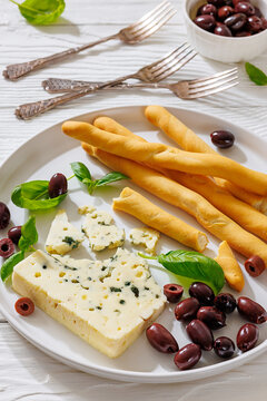 Gorgonzola con grissini e olive premium food plate