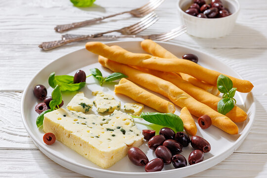 Gorgonzola con grissini e olive premium food plate