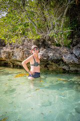 Fototapeta premium Femme devant L'Île aux Aigrettes dans le Parc marin de Blue Bay, Mahébourg, Ile Maurice, Océan Indien, Afrique